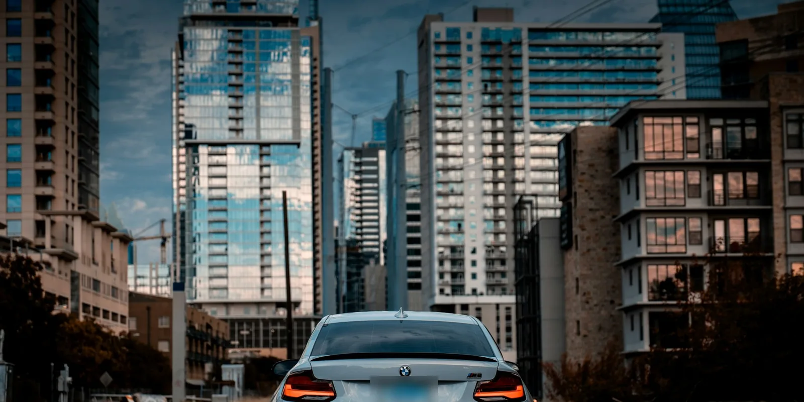 銀のBMWの後ろ姿(イメージ)